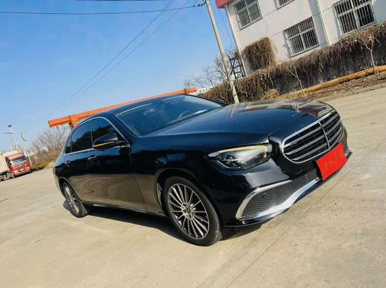 奔驰E 正面外观二