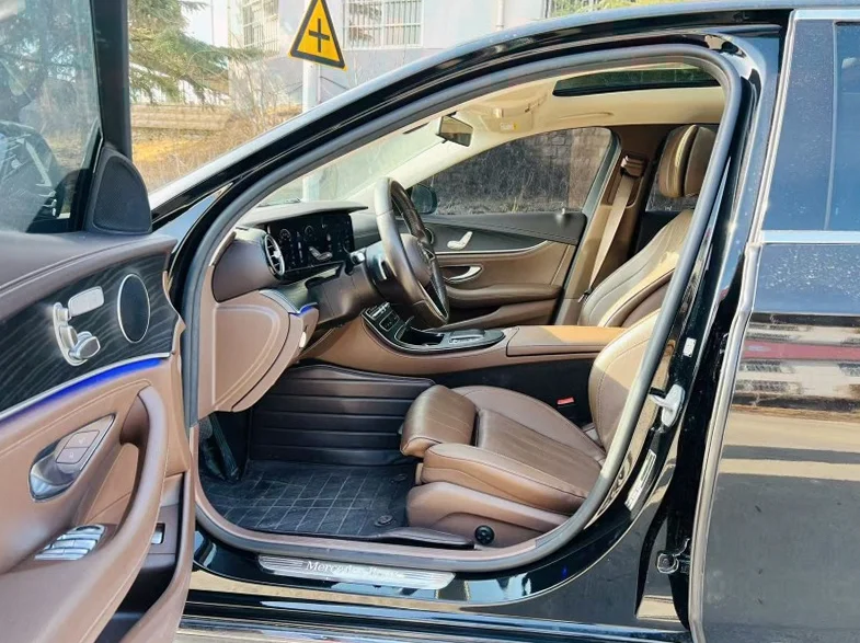 奔驰E 正面外观三