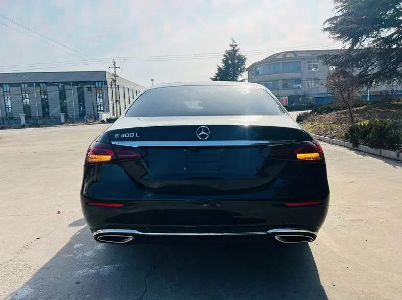 奔驰E 后面外观一