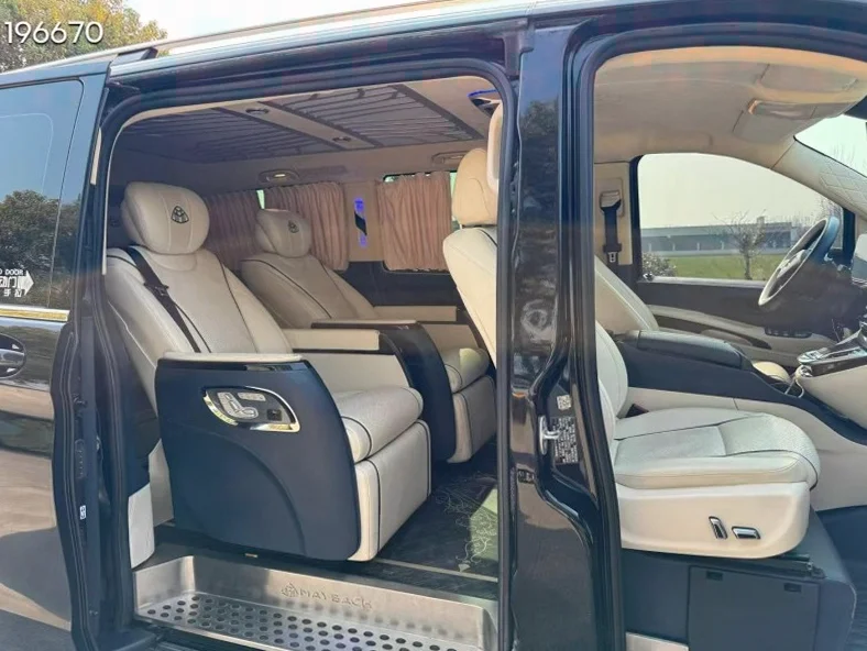 奔驰威霆 内饰后排