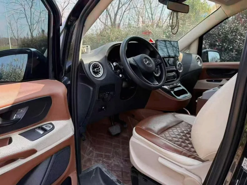 奔驰威霆 后面外观一