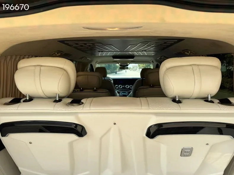 奔驰威霆 驾驶室