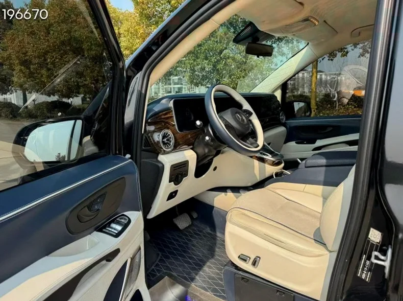 奔驰威霆 后面外观一