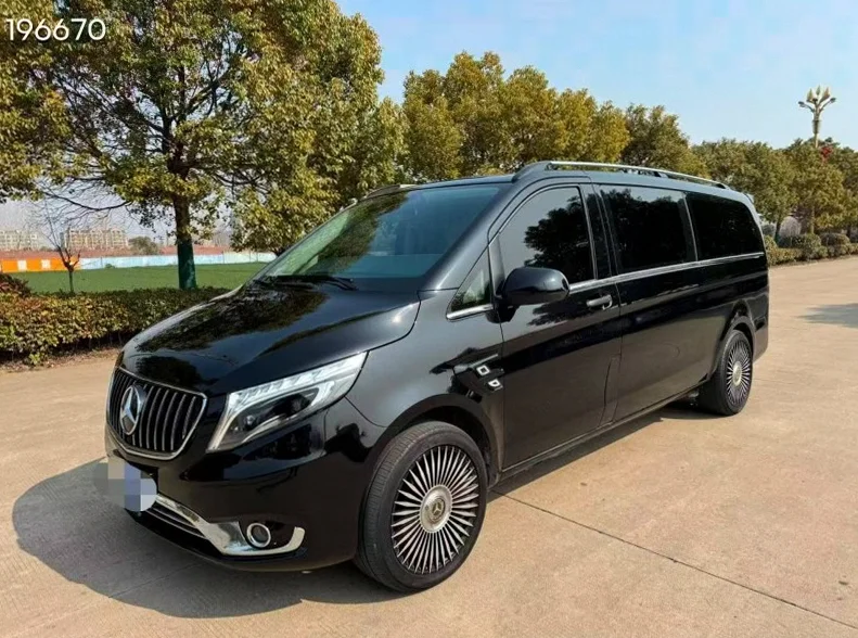 奔驰威霆 正面外观三