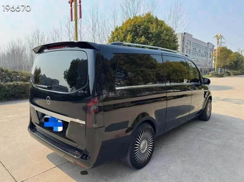 奔驰威霆 后面外观二