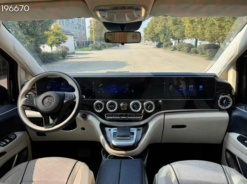 奔驰威霆 内饰前排