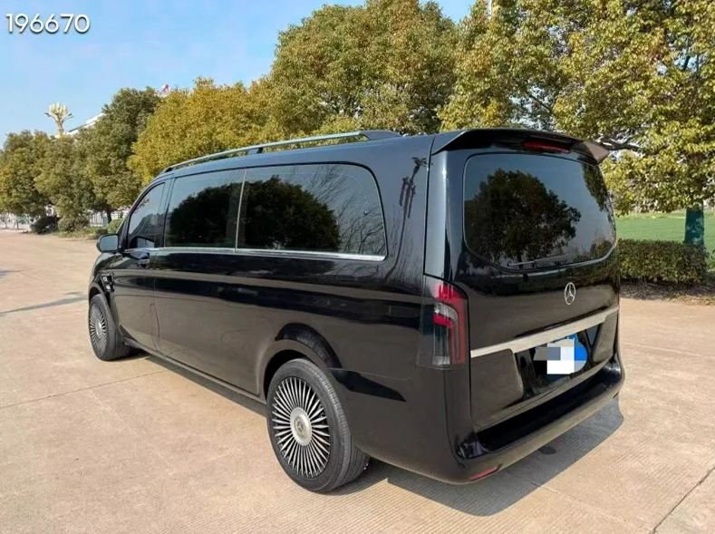 奔驰威霆 后面外观三