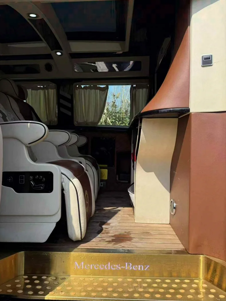 奔驰威霆 后面外观三