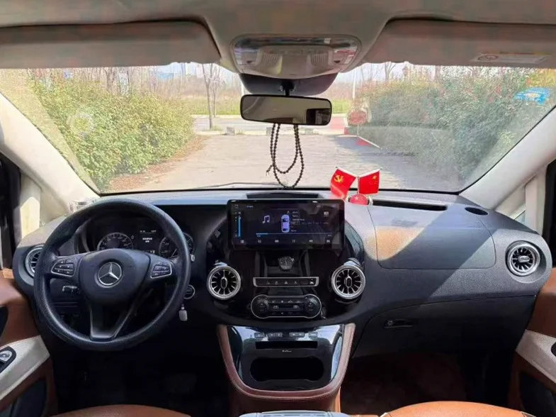 奔驰威霆 内饰前排