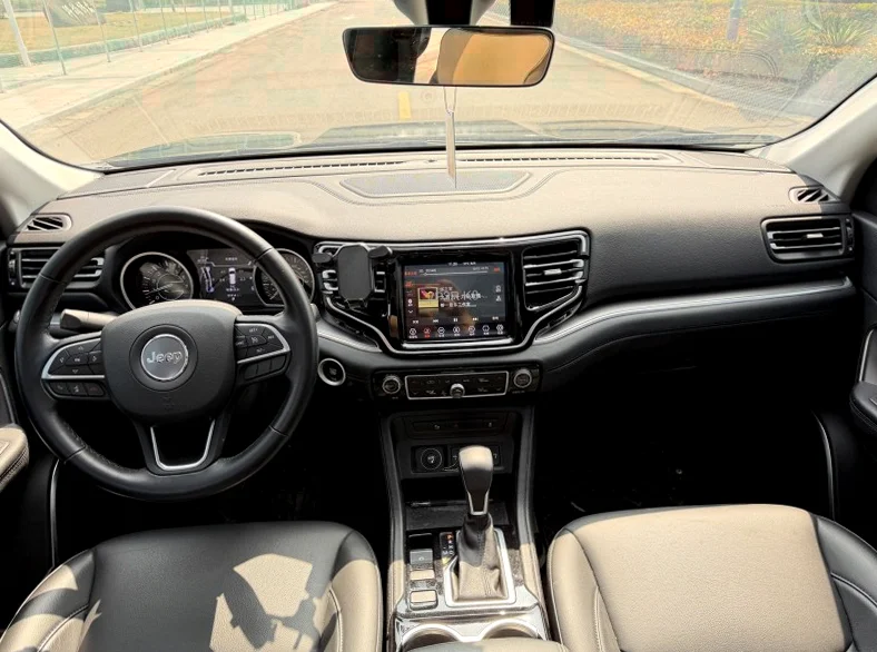 Jeep指挥官 后面外观一