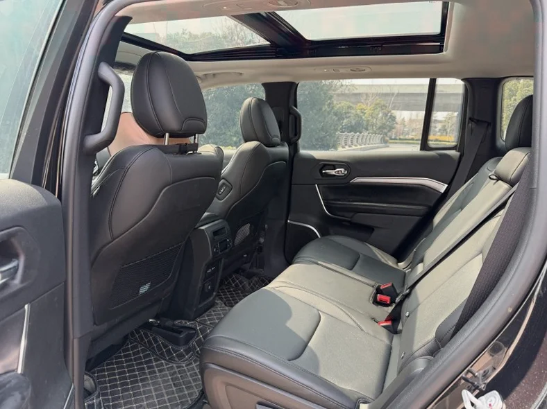 Jeep指挥官 内饰后排