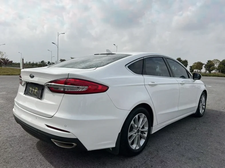 福特蒙迪欧 内饰后排