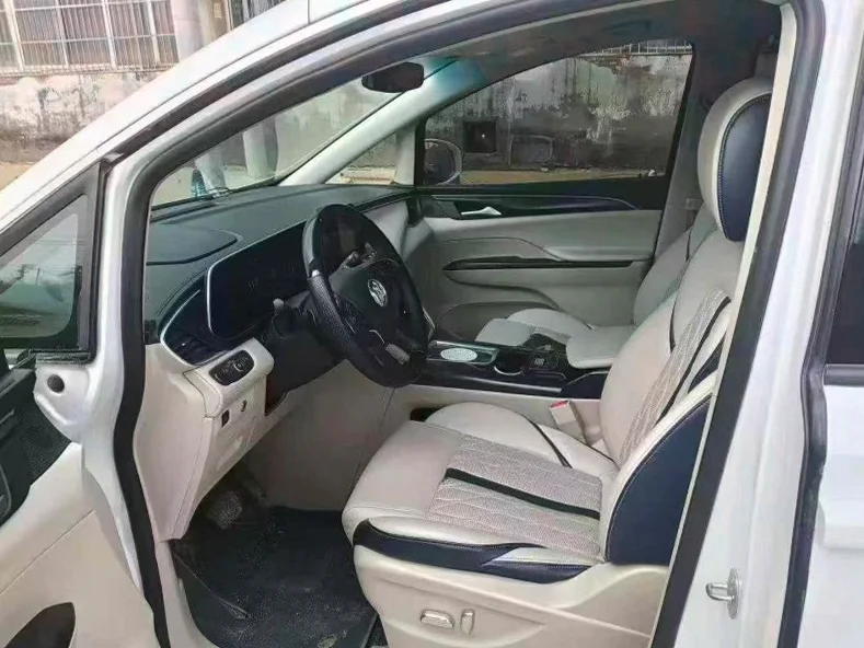 别克GL8 后面外观一