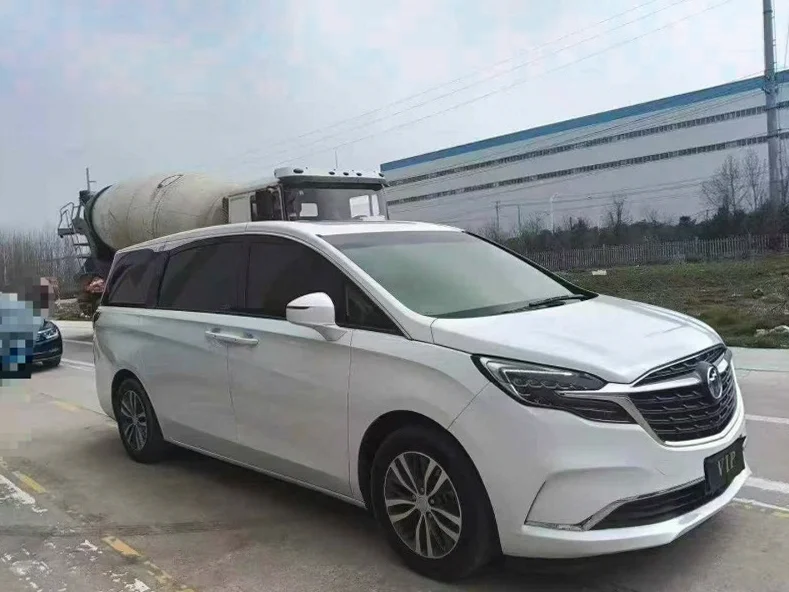 别克GL8 正面外观三