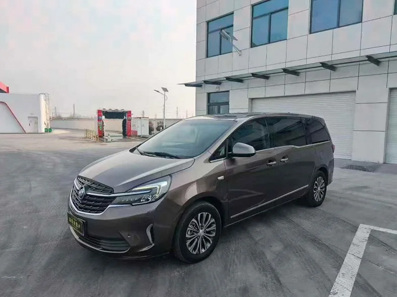 别克GL8 正面外观三