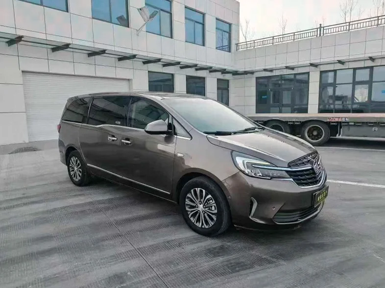 别克GL8 正面外观二