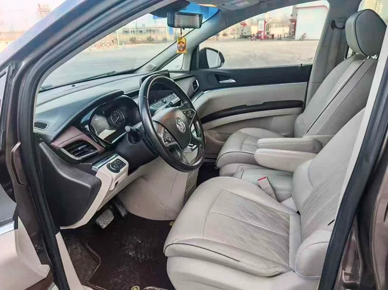 别克GL8 后面外观一