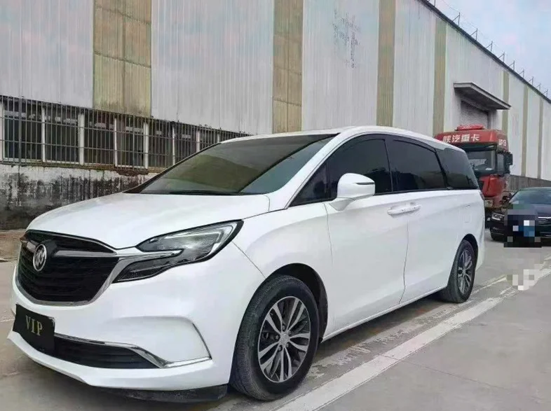 别克GL8 正面外观二