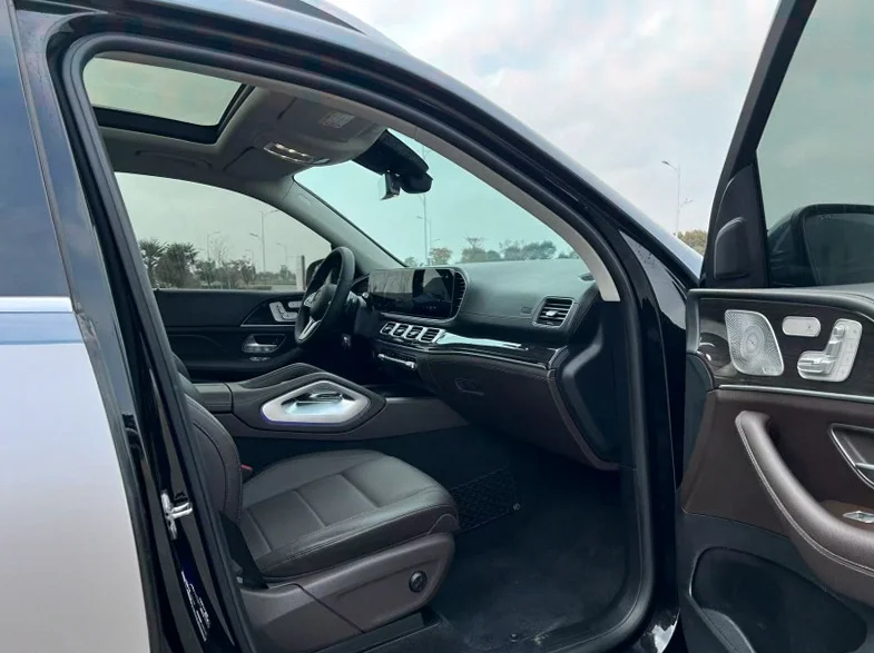 奔驰GLS 正面外观三