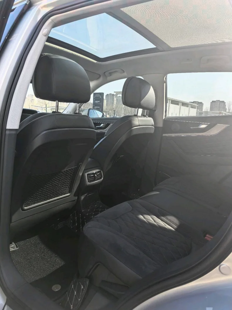 红旗HS5 内饰后排