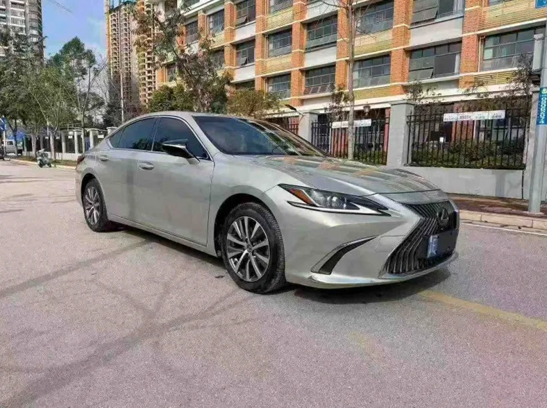 雷克萨斯ES 正面外观二