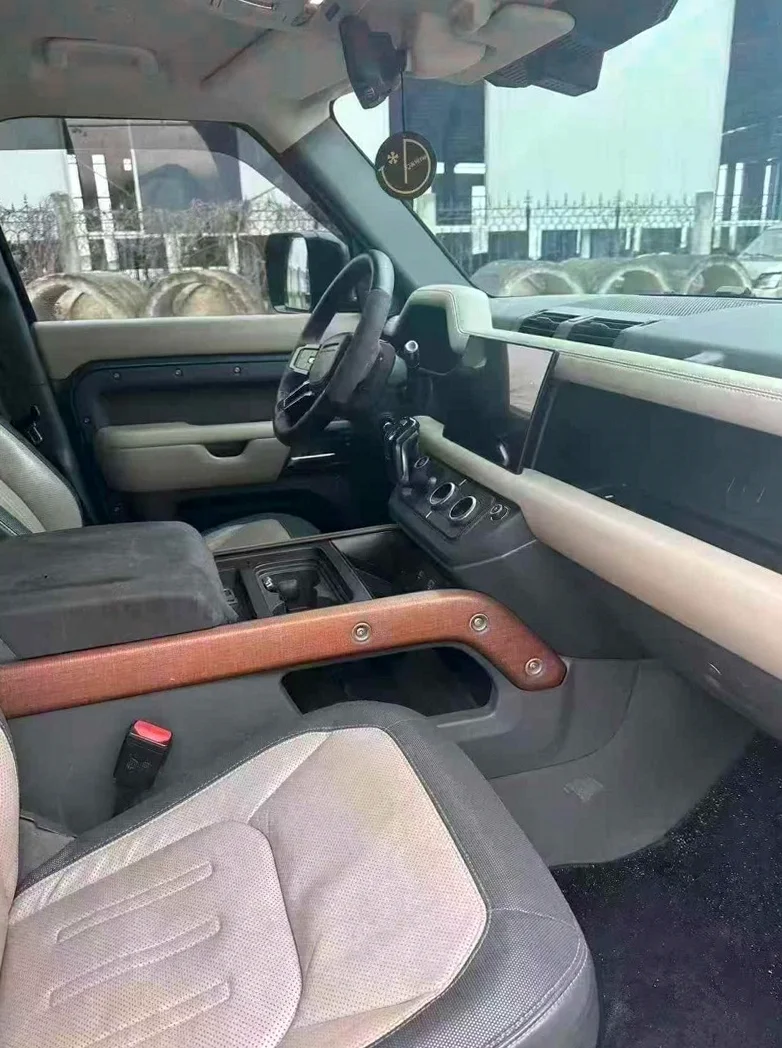 路虎卫士 后面外观一