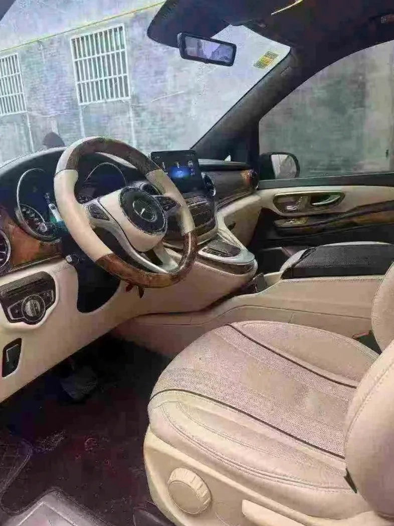 奔驰V 后面外观二