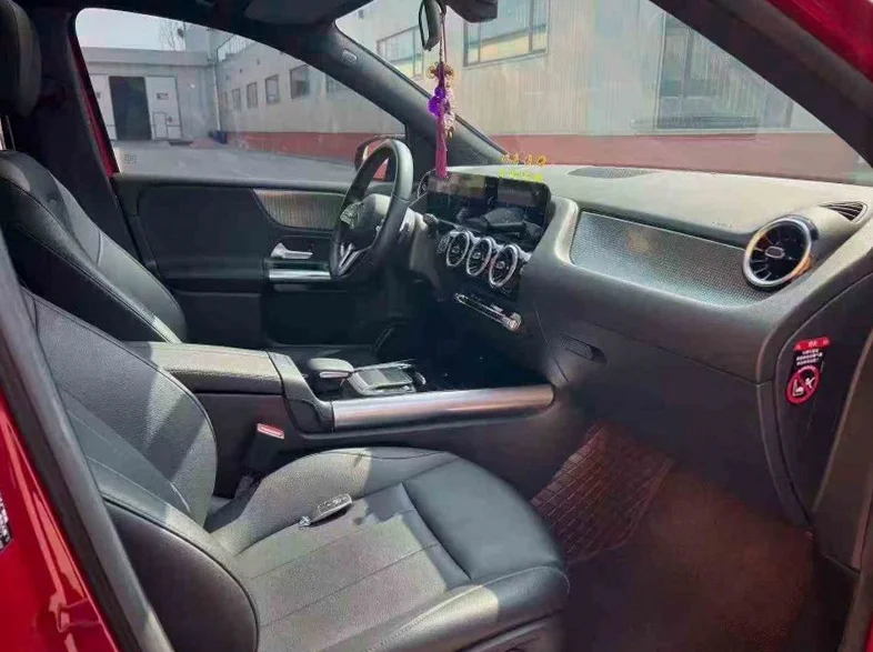 奔驰B 内饰前排