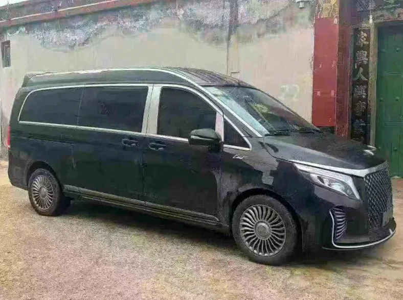 奔驰V 正面外观二