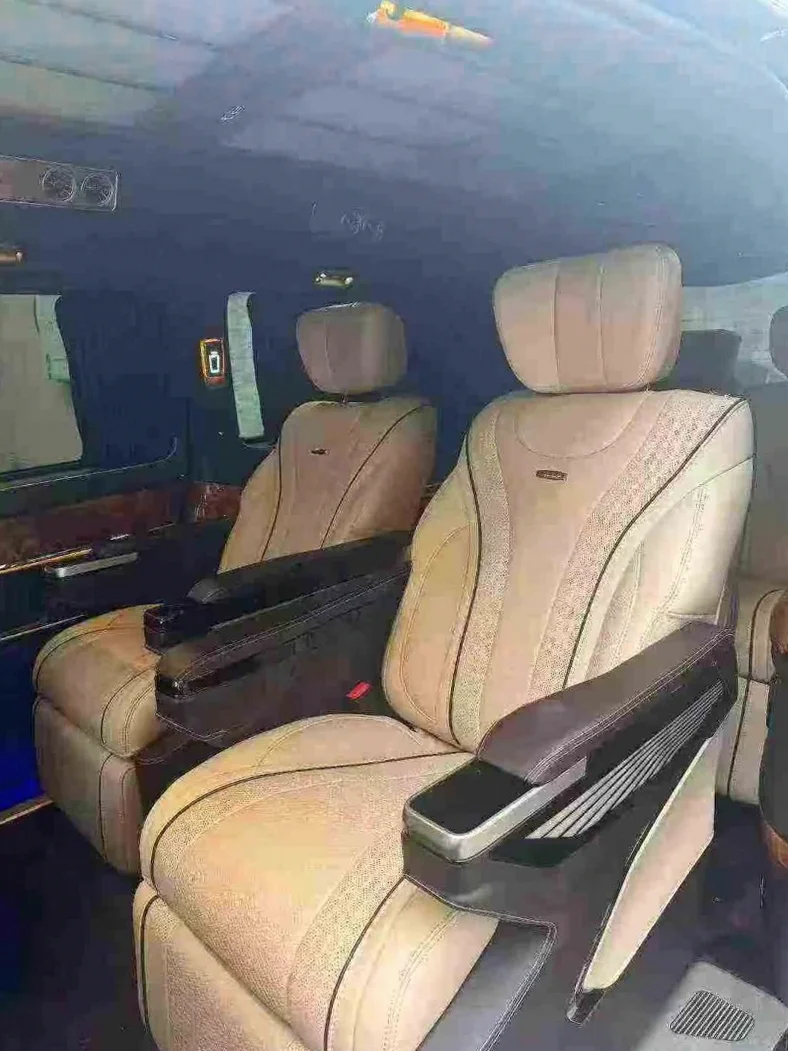 奔驰V 后面外观一