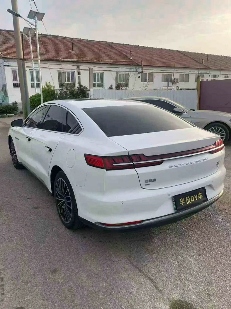 比亚迪秦 内饰后排