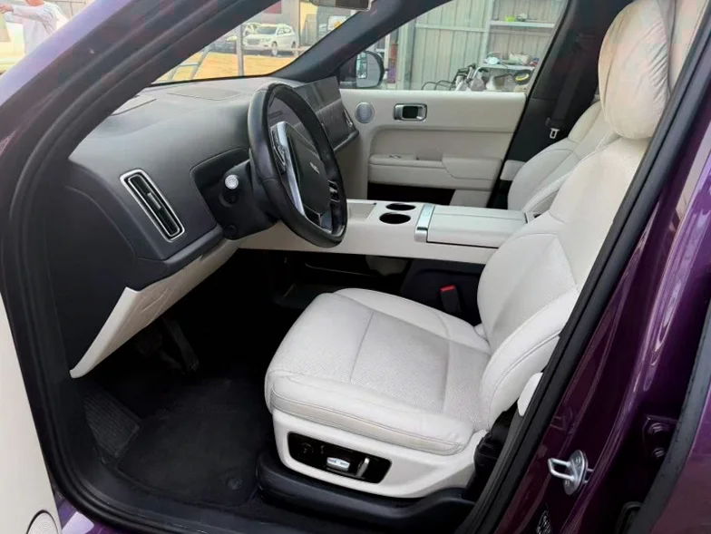 理想L8 内饰前排