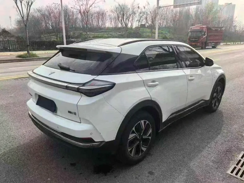 哪吒U 内饰前排