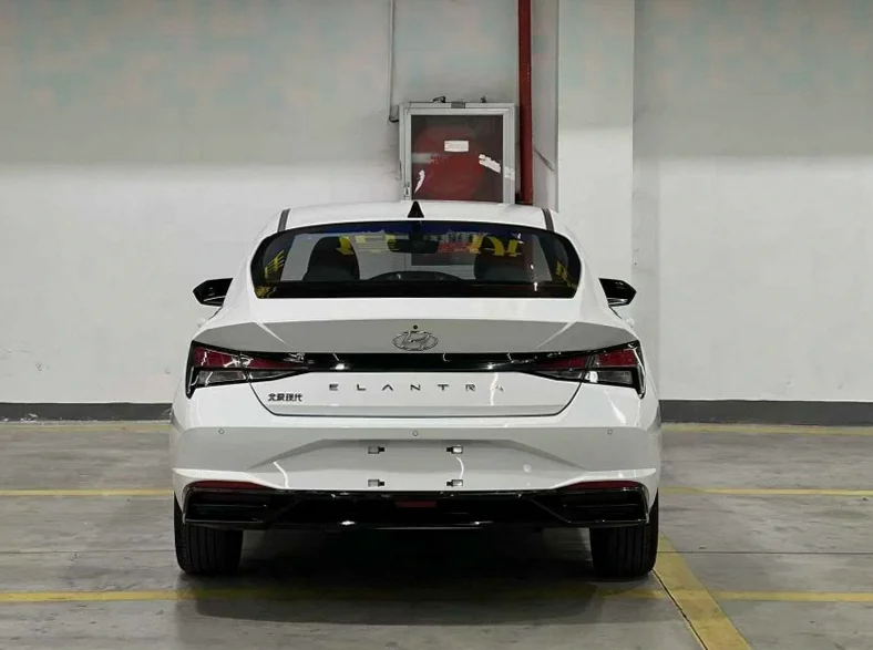 现代伊兰特 后面外观三