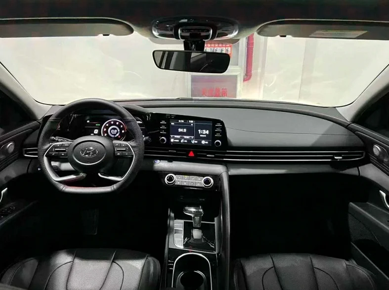 现代伊兰特 内饰后排