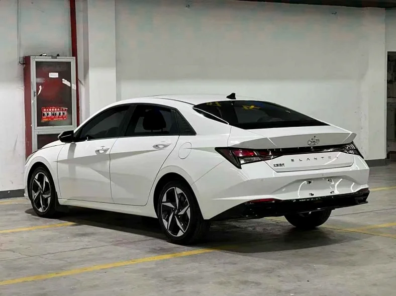 现代伊兰特 后面外观一