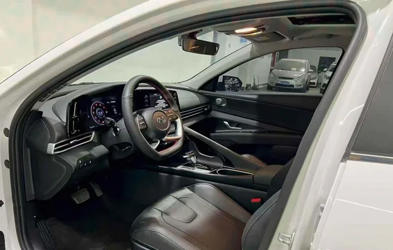 现代伊兰特 内饰前排