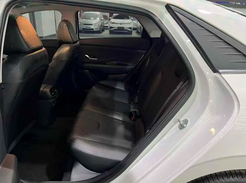 现代伊兰特 驾驶室