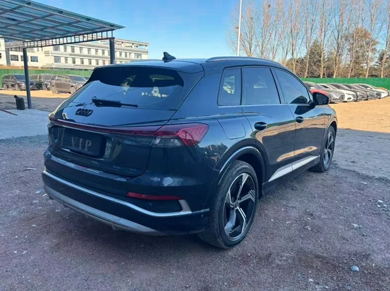 奥迪Q4 内饰前排