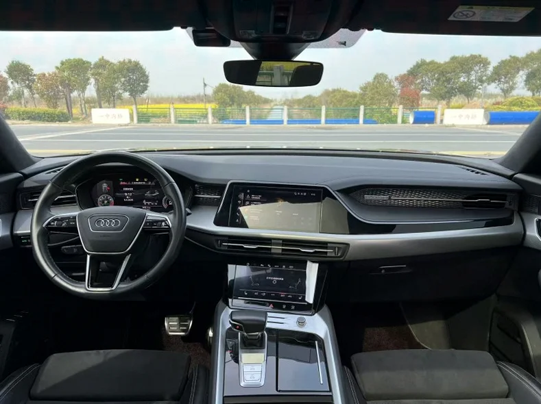 奥迪Q6 内饰前排