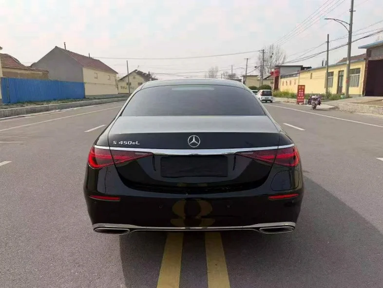 奔驰S 后面外观三