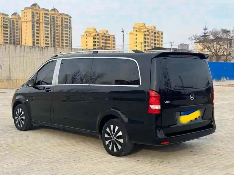 奔驰威霆 内饰后排