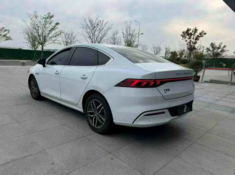 比亚迪秦 内饰前排