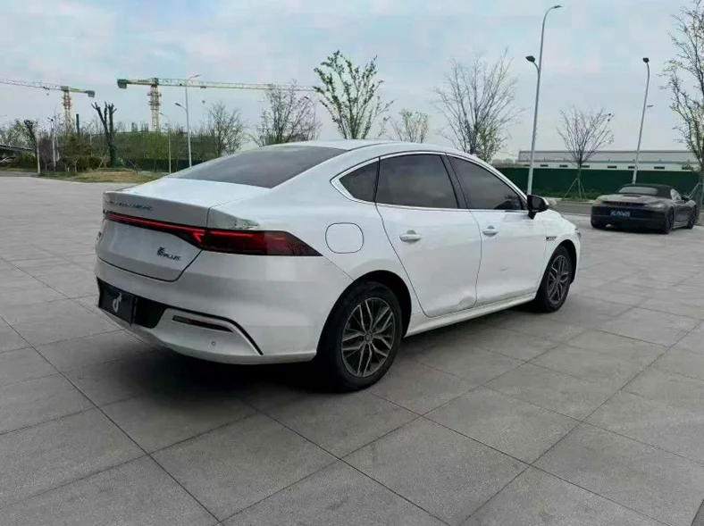 比亚迪秦 驾驶室