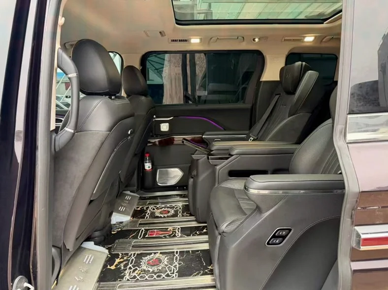 红旗HQ9 后面外观一