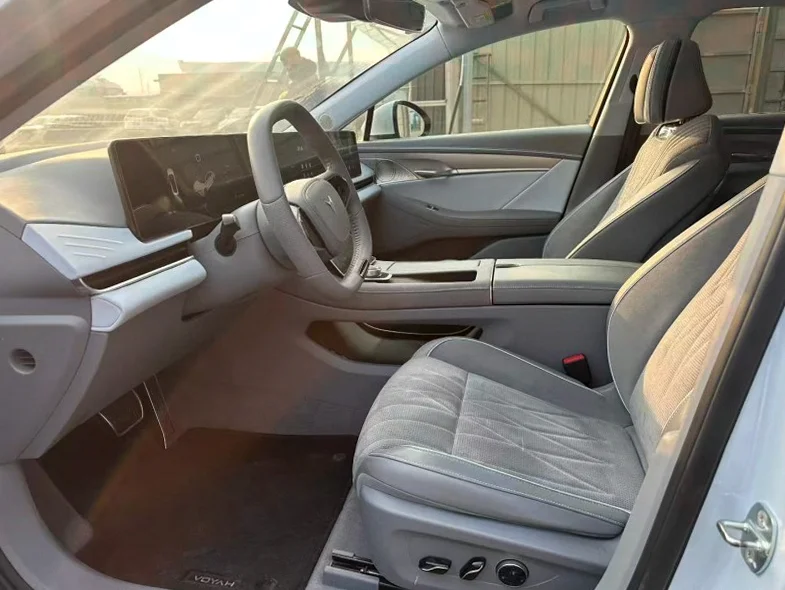 岚图汽车追光 正面外观三