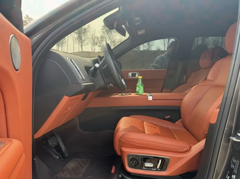 理想L7 内饰前排