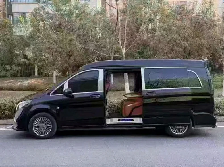 奔驰V 正面外观二