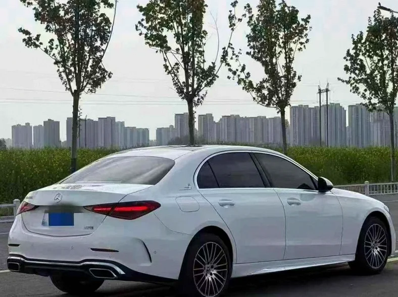 奔驰C 后面外观一