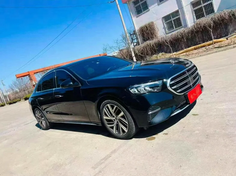 奔驰E 正面外观二